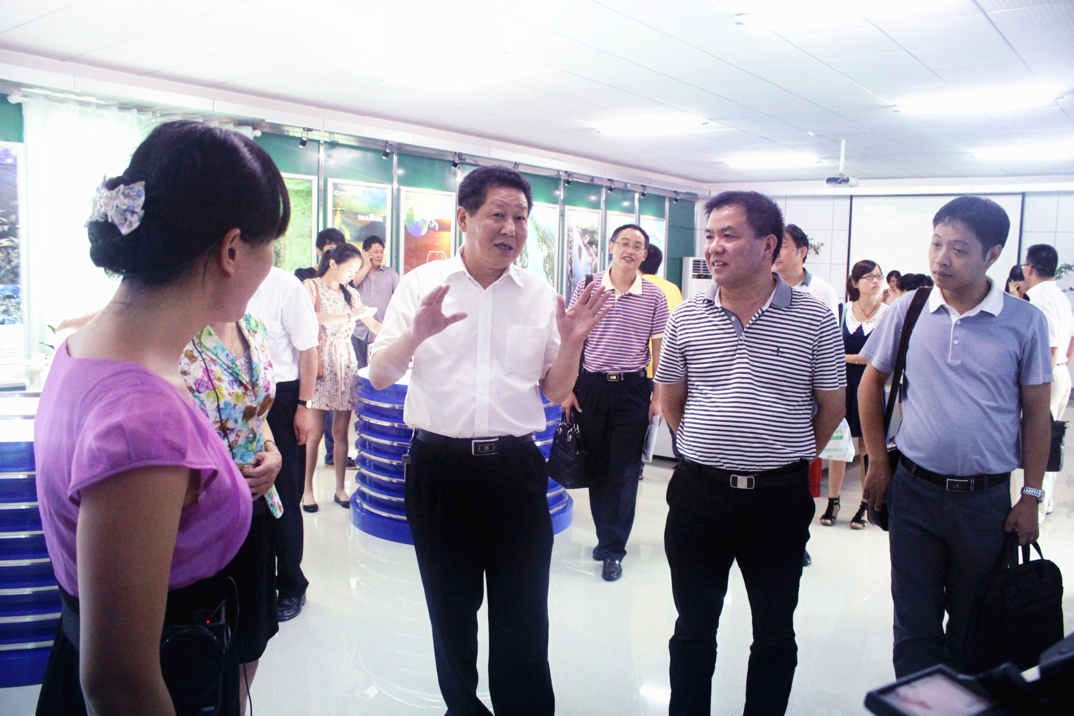 2012年8月，省委宣傳部紀(jì)檢組長(zhǎng)肖君華在時(shí)任市委常委，宣傳部部長(zhǎng)錢德喜的帶領(lǐng)下蒞臨公司視察.JPG