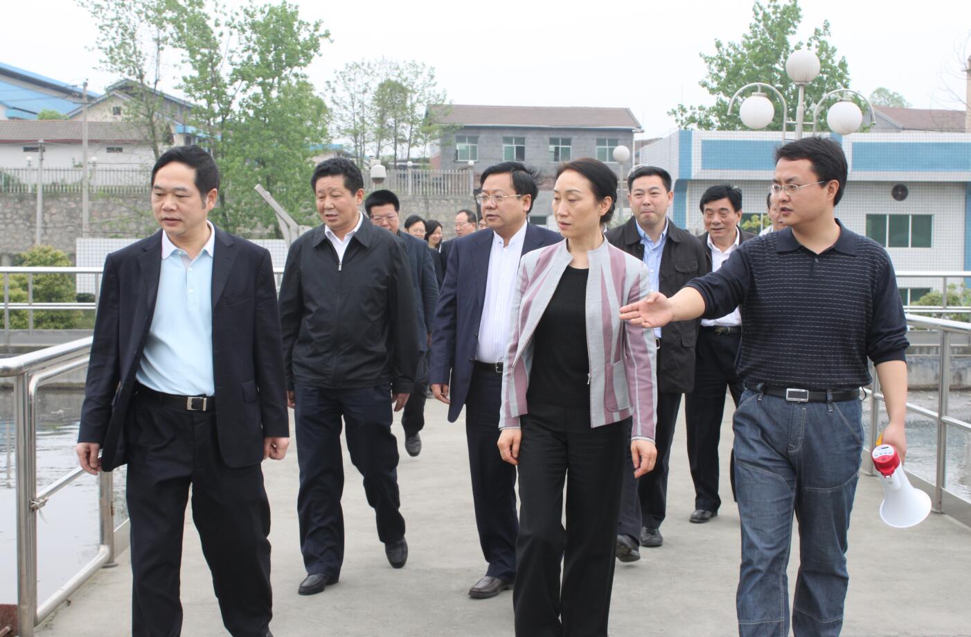 2011年4月，省政協(xié)主席，時(shí)任省委常委、統(tǒng)戰(zhàn)部部長(zhǎng)李薇薇來(lái)公司視察.JPG